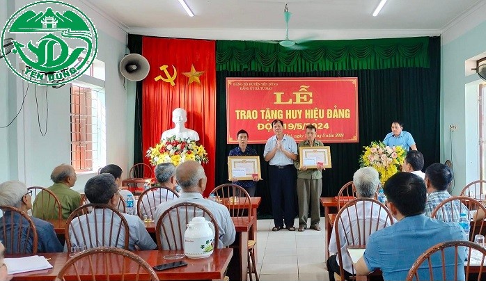 Dịp 19/5, toàn huyện có 136 Đảng viên được trao tặng và truy tặng huy hiệu Đảng|https://triyen.yendung.bacgiang.gov.vn/zh_CN/chi-tiet-tin-tuc/-/asset_publisher/M0UUAFstbTMq/content/dip-19-5-toan-huyen-co-136-ang-vien-uoc-trao-tang-va-truy-tang-huy-hieu-ang/22815